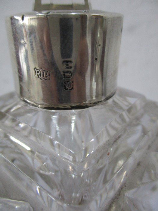 A silver topped scent bottle (London 1915) along with one other with silver collar (London 1919) - Image 6 of 6