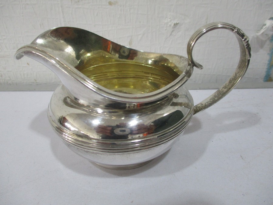 A hallmarked silver cream jug and sugar bowl, London 1895/1896, total weight 409g - Image 5 of 7