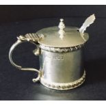 A hallmarked silver mustard pot, London 1901