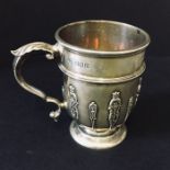 A hallmarked silver christening tankard, London 1909. Weight 190g