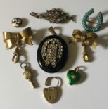 A collection of jewellery including an enamelled heart shaped pendant, 9ct gold padlock (2.4g) etc.