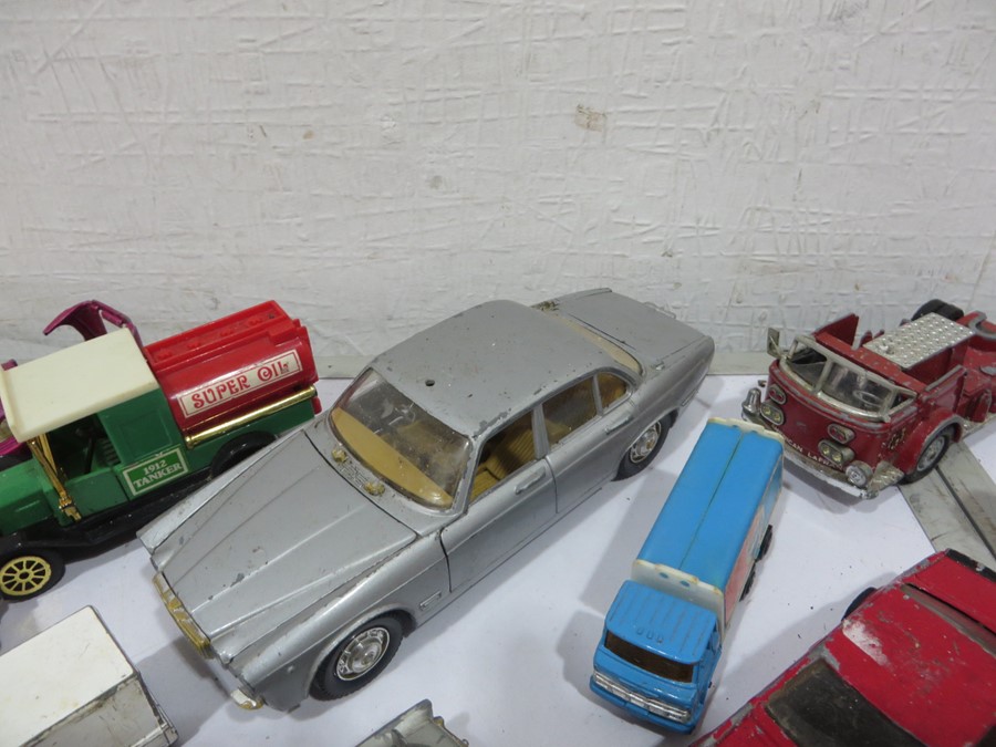 A collection of various diecast vehicles including Corgi, Tonka etc - Image 15 of 32