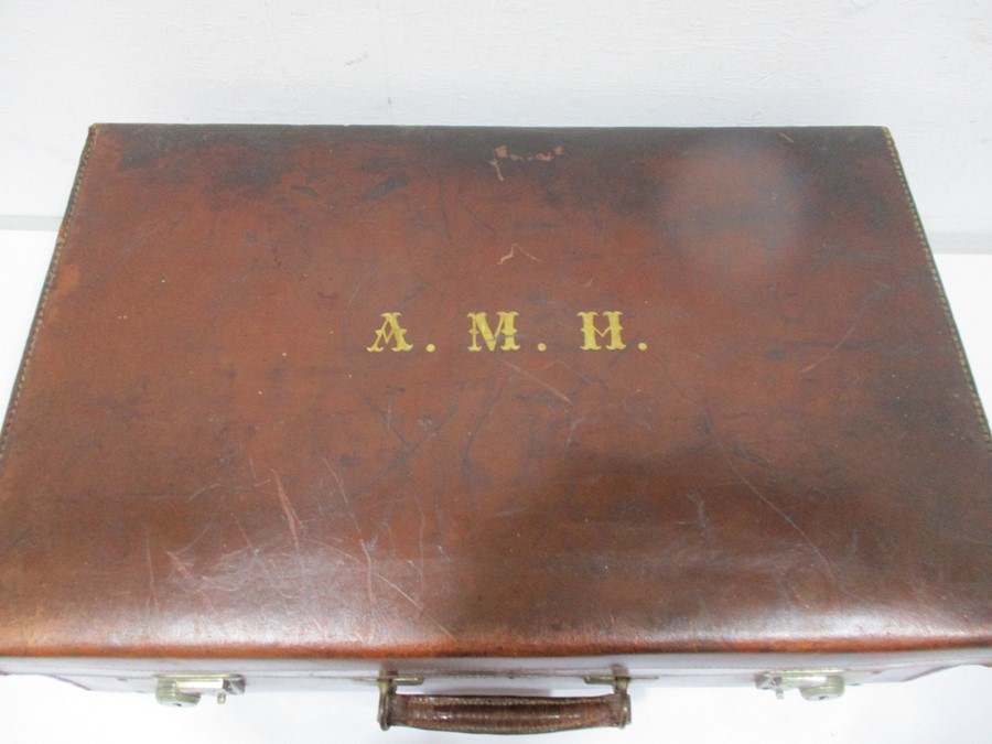 A vintage leather suitcase - Image 2 of 7
