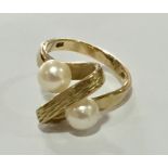 A 9ct gold ring with pearls