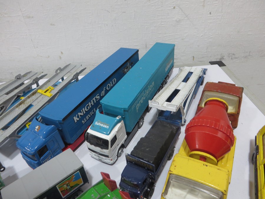 A collection of various diecast vehicles including Corgi, Tonka etc - Image 29 of 32