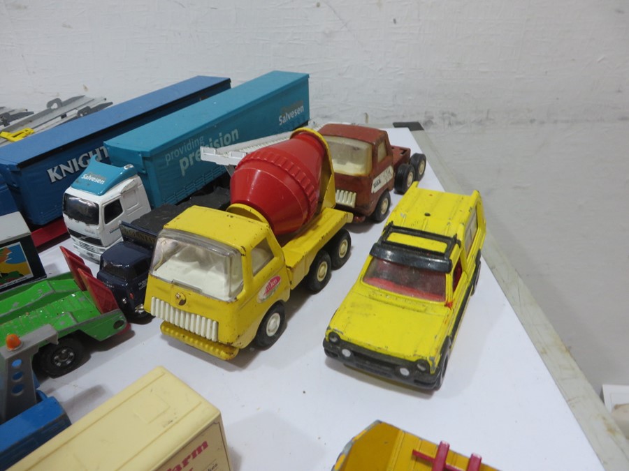 A collection of various diecast vehicles including Corgi, Tonka etc - Image 30 of 32