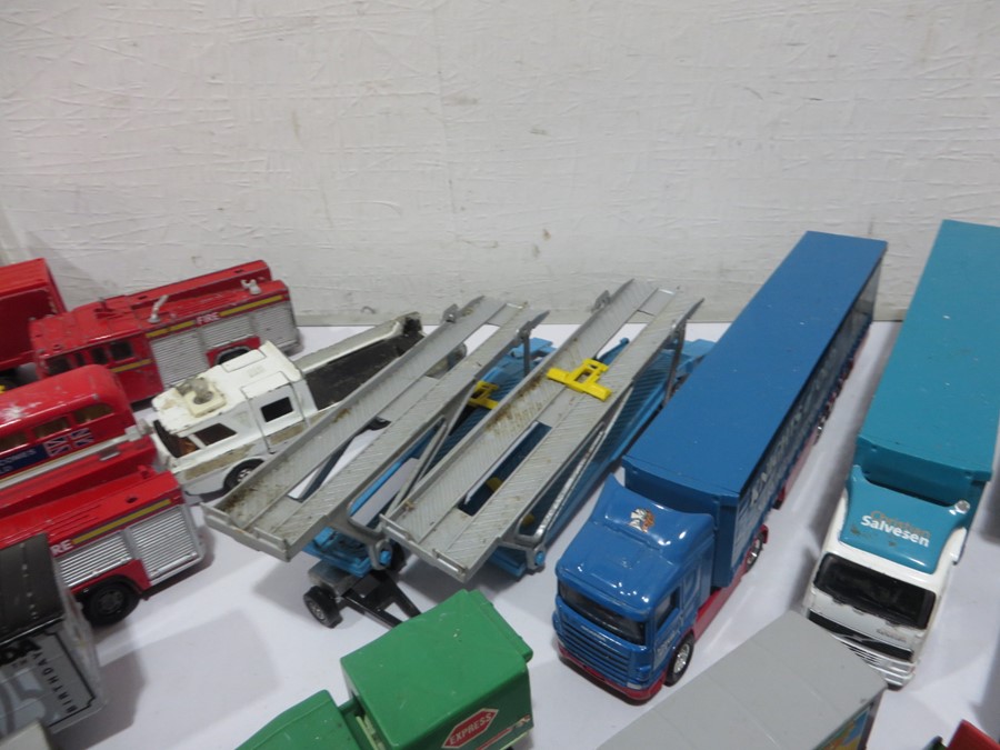 A collection of various diecast vehicles including Corgi, Tonka etc - Image 28 of 32
