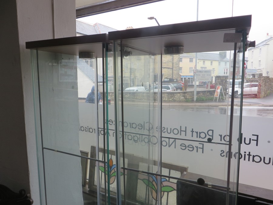 A pair of lockable glass display cabinets- keys in office - Image 3 of 6