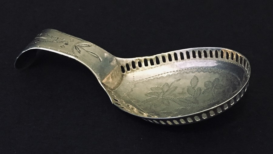 A hallmarked silver vesta along with a silver caddy spoon and silver sovereign case. - Image 2 of 5