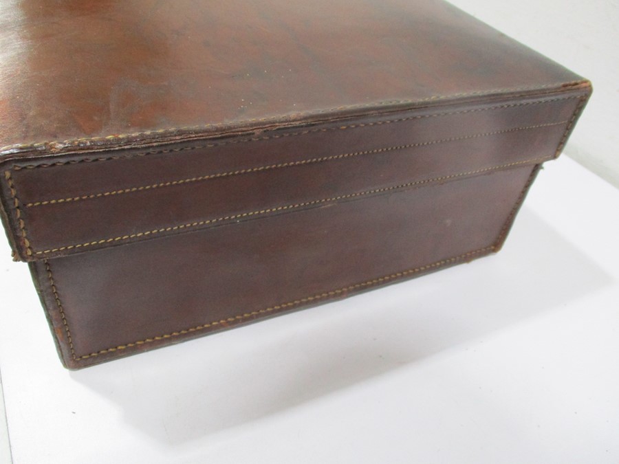 A vintage leather suitcase - Image 5 of 7