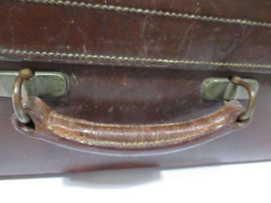 A vintage leather suitcase - Image 4 of 7