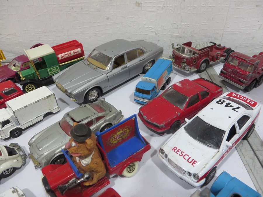 A collection of various diecast vehicles including Corgi, Tonka etc - Image 14 of 32