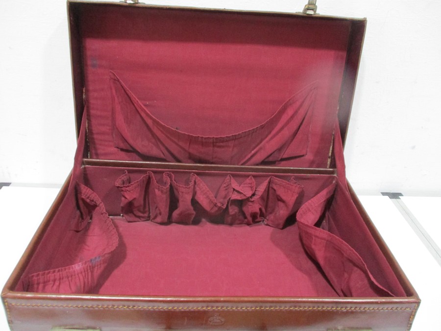 A vintage leather suitcase - Image 6 of 7