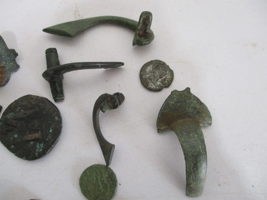 A collection of Roman brooches and coins - Image 6 of 10