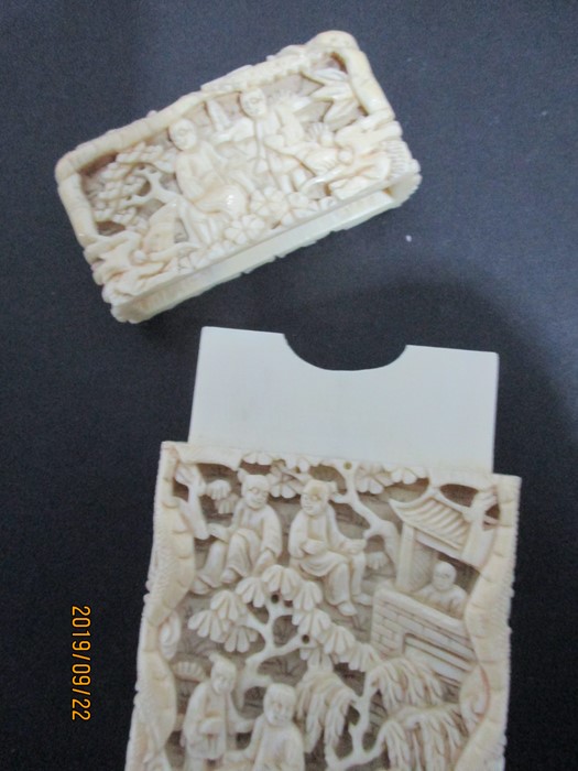 A small Cantonese carved ivory card case - Image 4 of 7