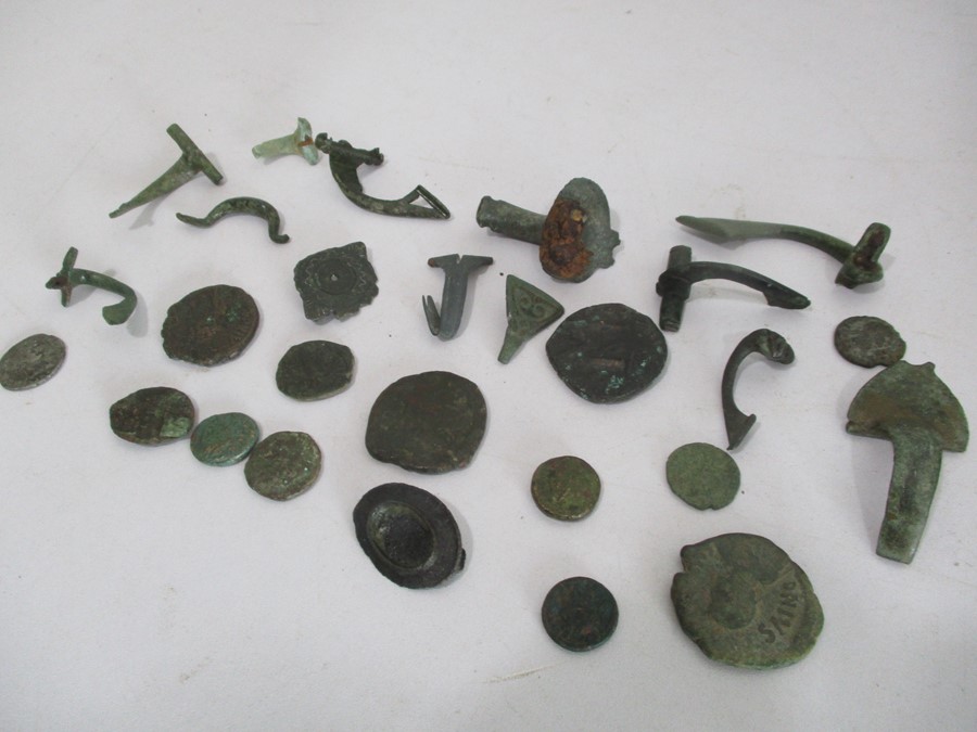 A collection of Roman brooches and coins - Image 10 of 10