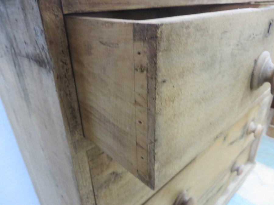 An antique pine chest of drawers - Image 5 of 6