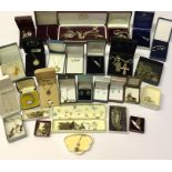A collection of 925 silver jewellery.
