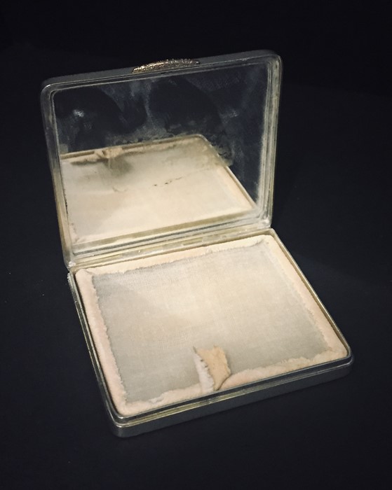 A hallmarked silver compact - Image 3 of 4