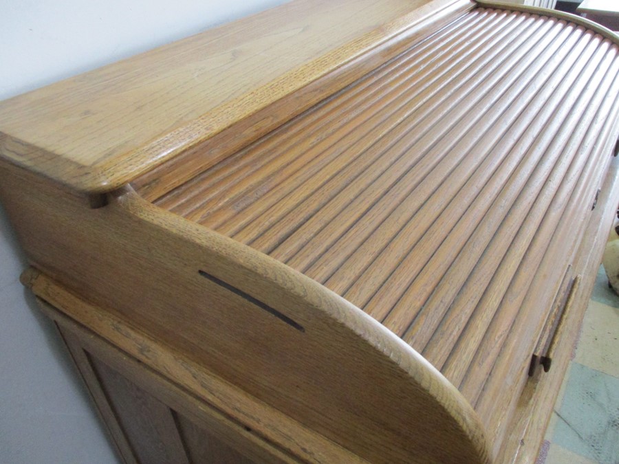 An oak roll top desk - Image 3 of 11