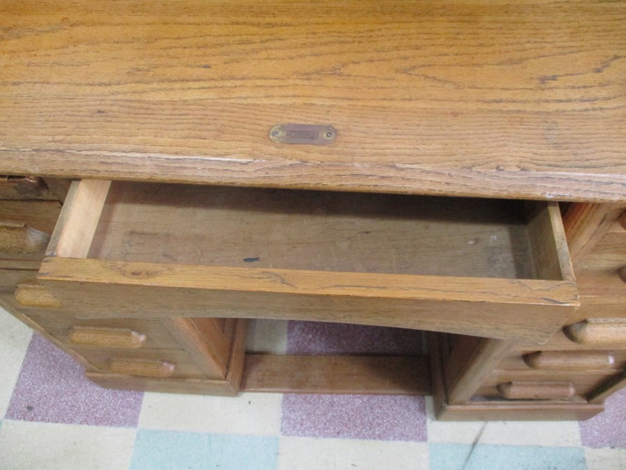 An oak roll top desk - Image 10 of 11
