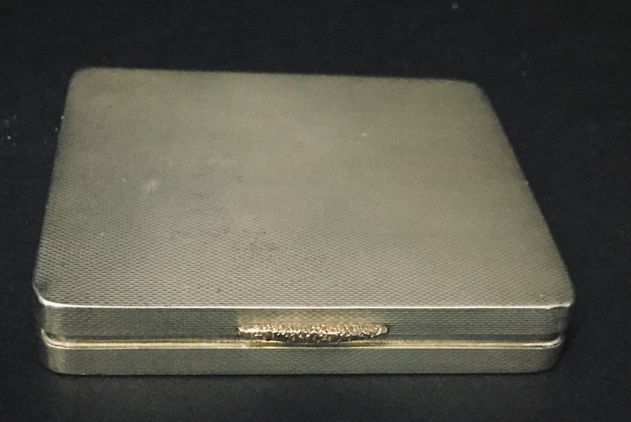 A hallmarked silver compact - Image 2 of 4