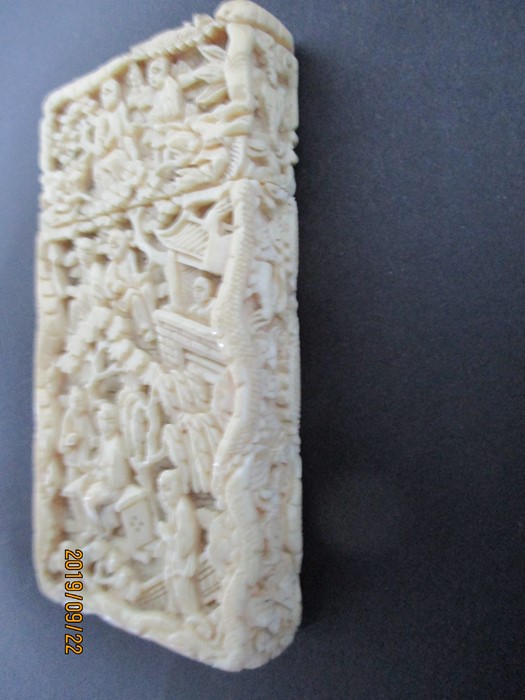 A small Cantonese carved ivory card case - Image 3 of 7