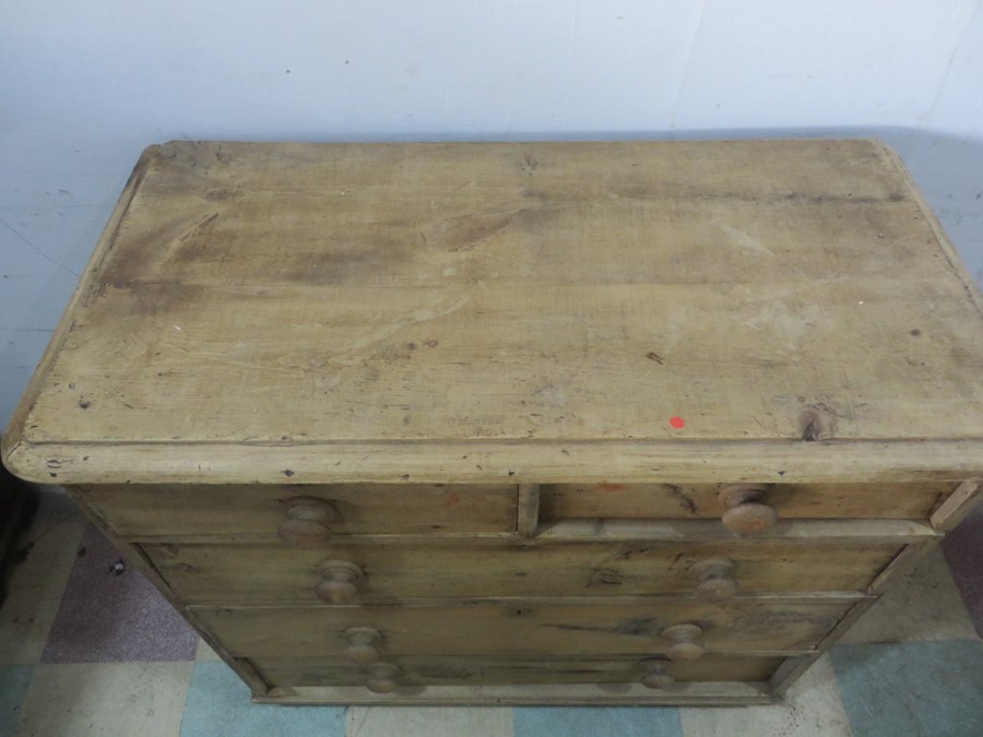 An antique pine chest of drawers - Image 2 of 6