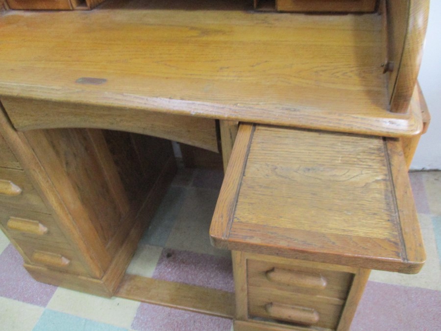 An oak roll top desk - Image 8 of 11