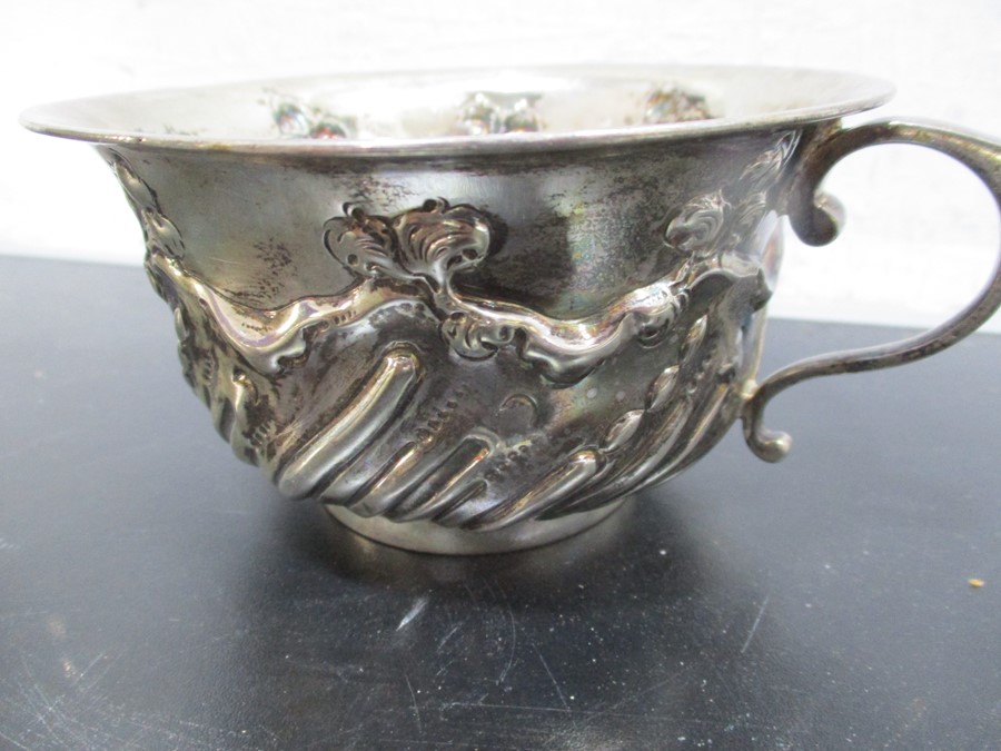 A Thomas Levesley two handled silver porringer with dual purpose lid/saucer, London 1896 - Image 5 of 6