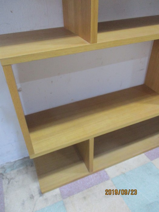 A modern oak set of shelves - Image 3 of 6