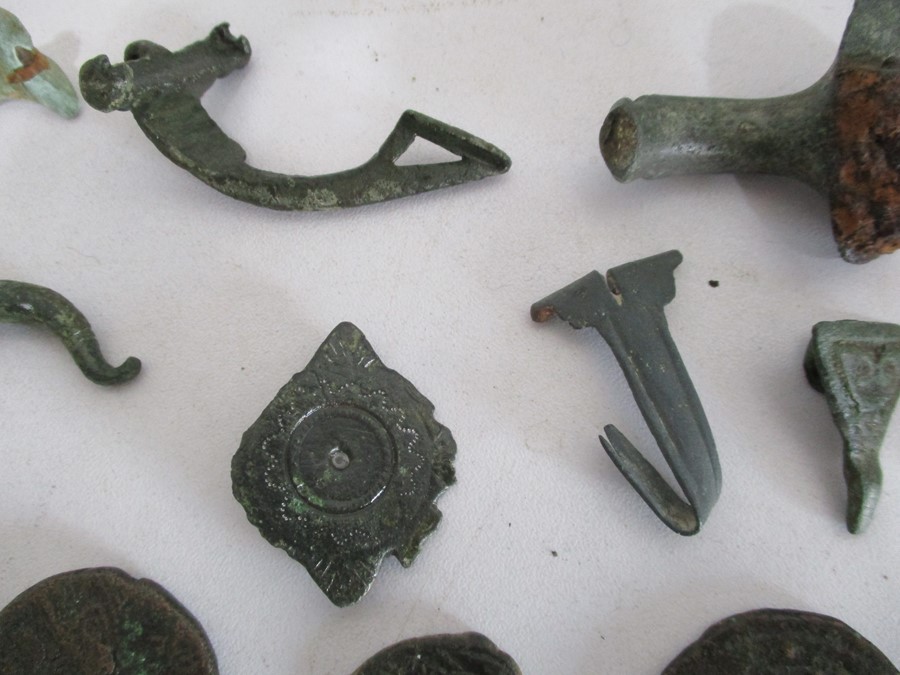 A collection of Roman brooches and coins - Image 8 of 10