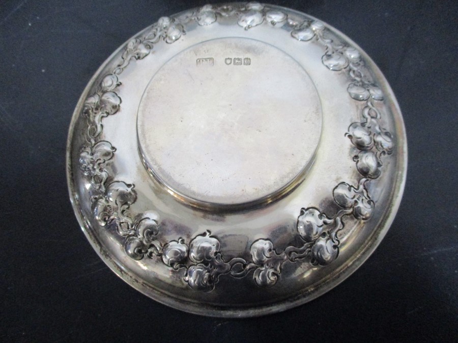 A Thomas Levesley two handled silver porringer with dual purpose lid/saucer, London 1896 - Image 3 of 6