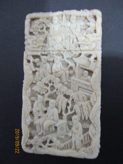 A small Cantonese carved ivory card case - Image 2 of 7