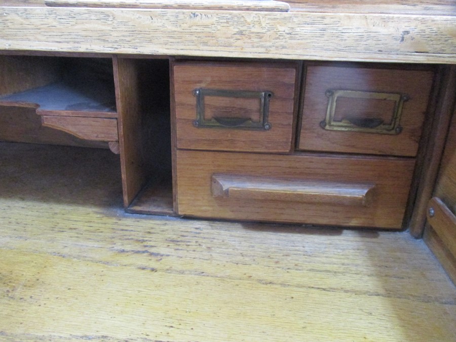 An oak roll top desk - Image 5 of 11