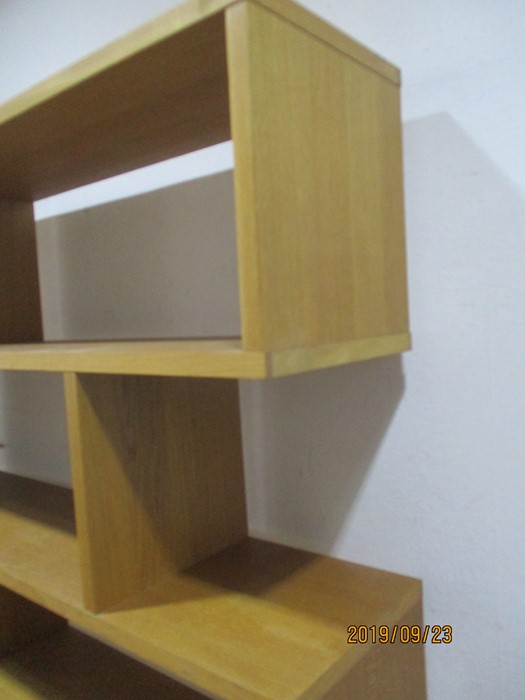 A modern oak set of shelves - Image 4 of 6