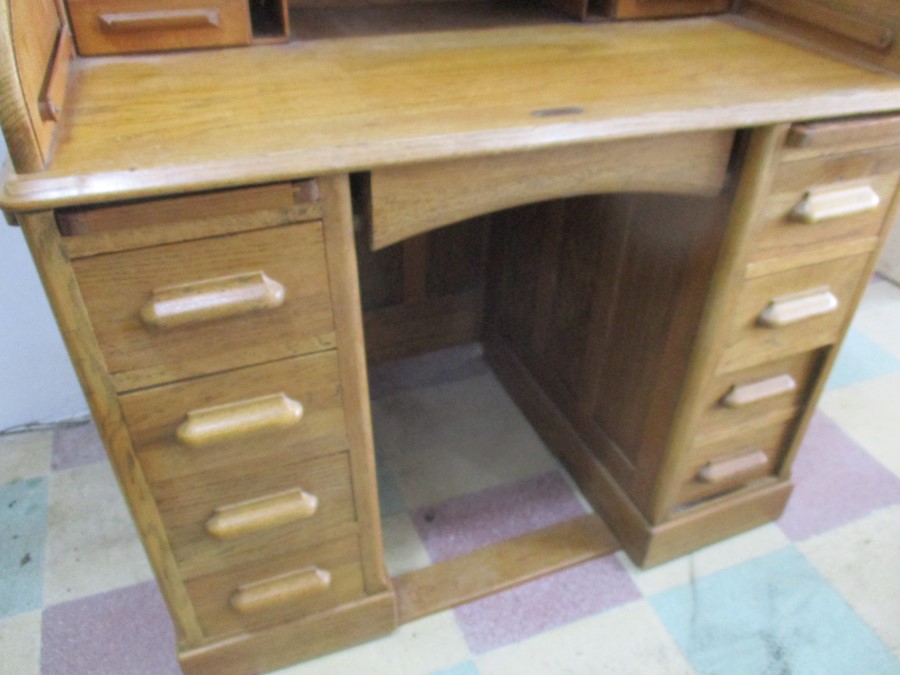 An oak roll top desk - Image 7 of 11