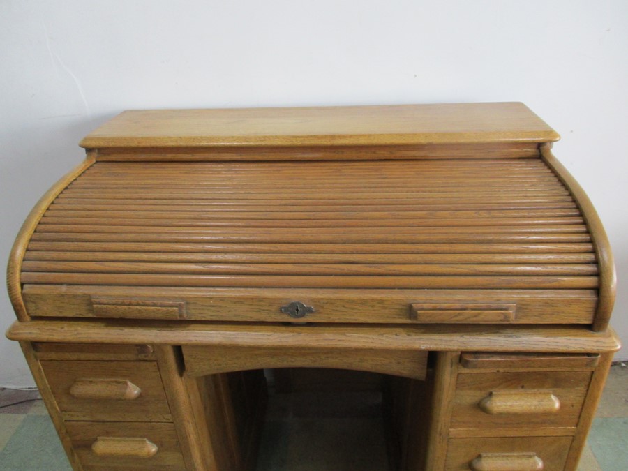 An oak roll top desk - Image 2 of 11