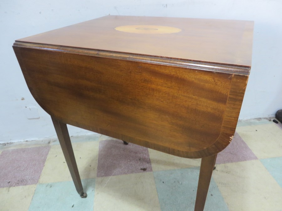 A Victorian inlaid drop leaf table - Image 3 of 9