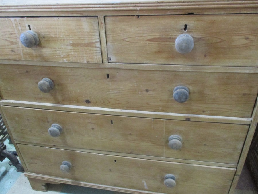 A Georgian pine chest of five drawers - Image 4 of 8