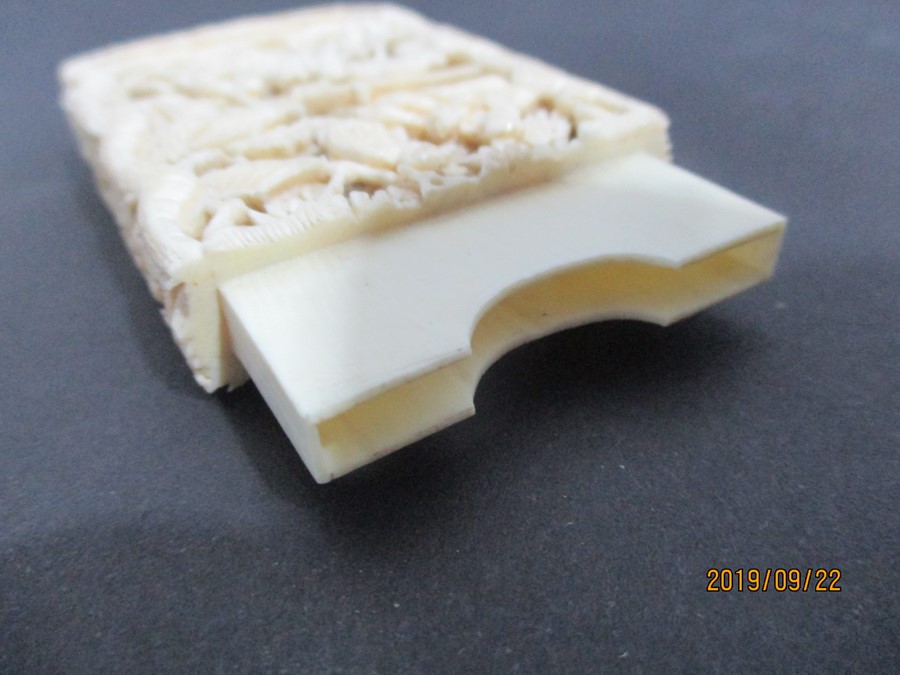 A small Cantonese carved ivory card case - Image 6 of 7