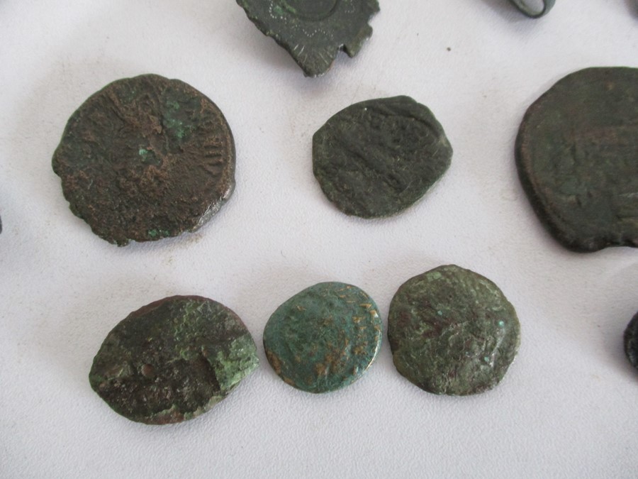 A collection of Roman brooches and coins - Image 3 of 10