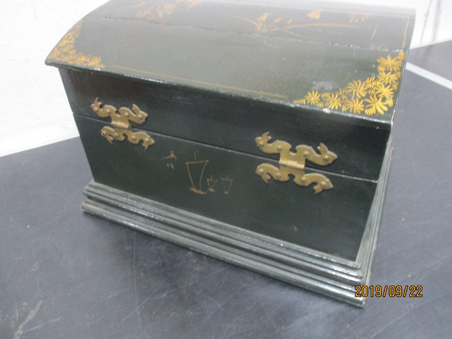 A small wooden dome topped trunk painted with Chinoiserie decoration - Image 5 of 6