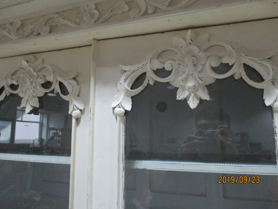 A French painted display cabinet with cupboard under - Image 4 of 10