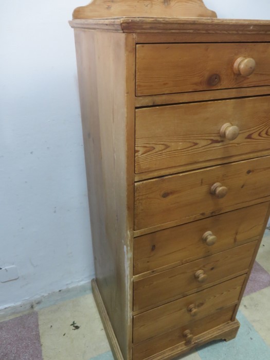 A narrow pine chest of seven drawers - Image 4 of 6