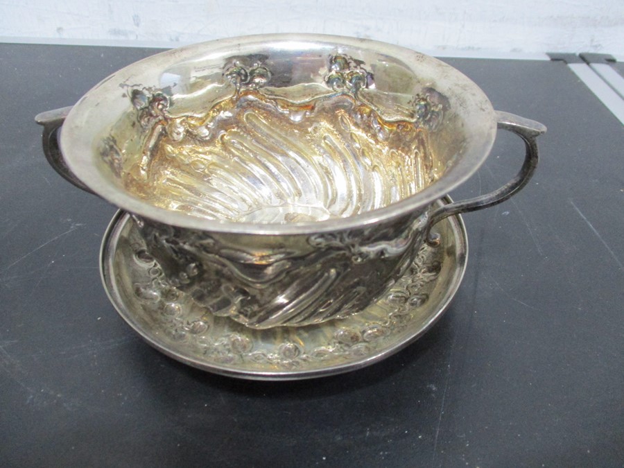 A Thomas Levesley two handled silver porringer with dual purpose lid/saucer, London 1896 - Image 2 of 6