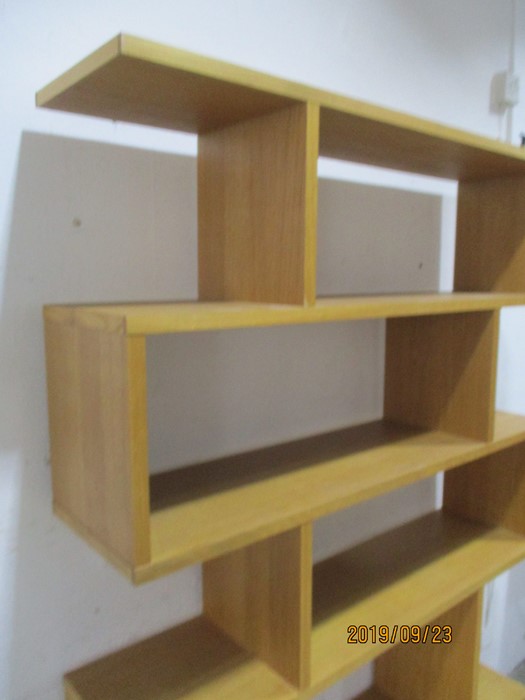 A modern oak set of shelves - Image 2 of 6