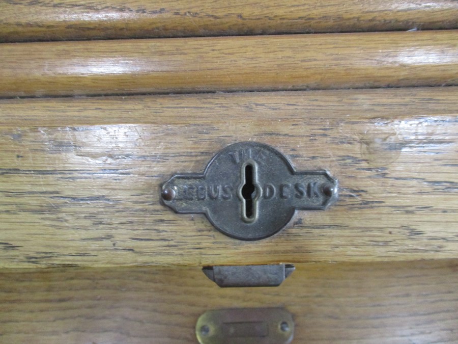 An oak roll top desk - Image 4 of 11