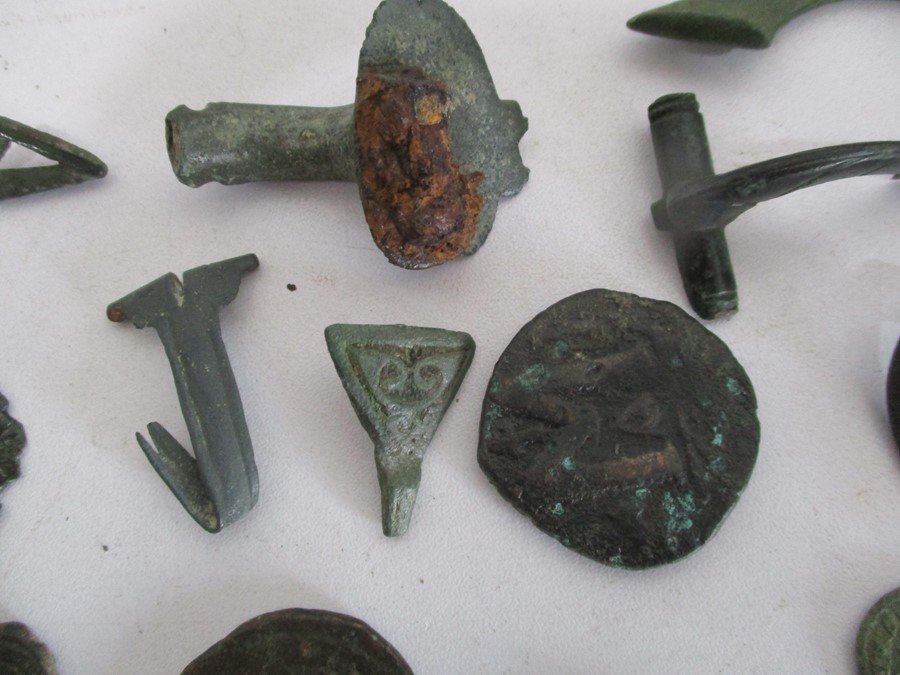 A collection of Roman brooches and coins - Image 7 of 10