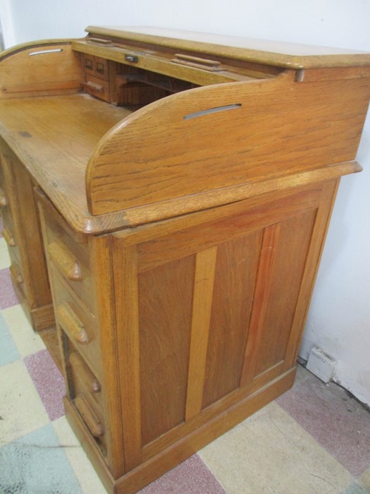An oak roll top desk - Image 9 of 11
